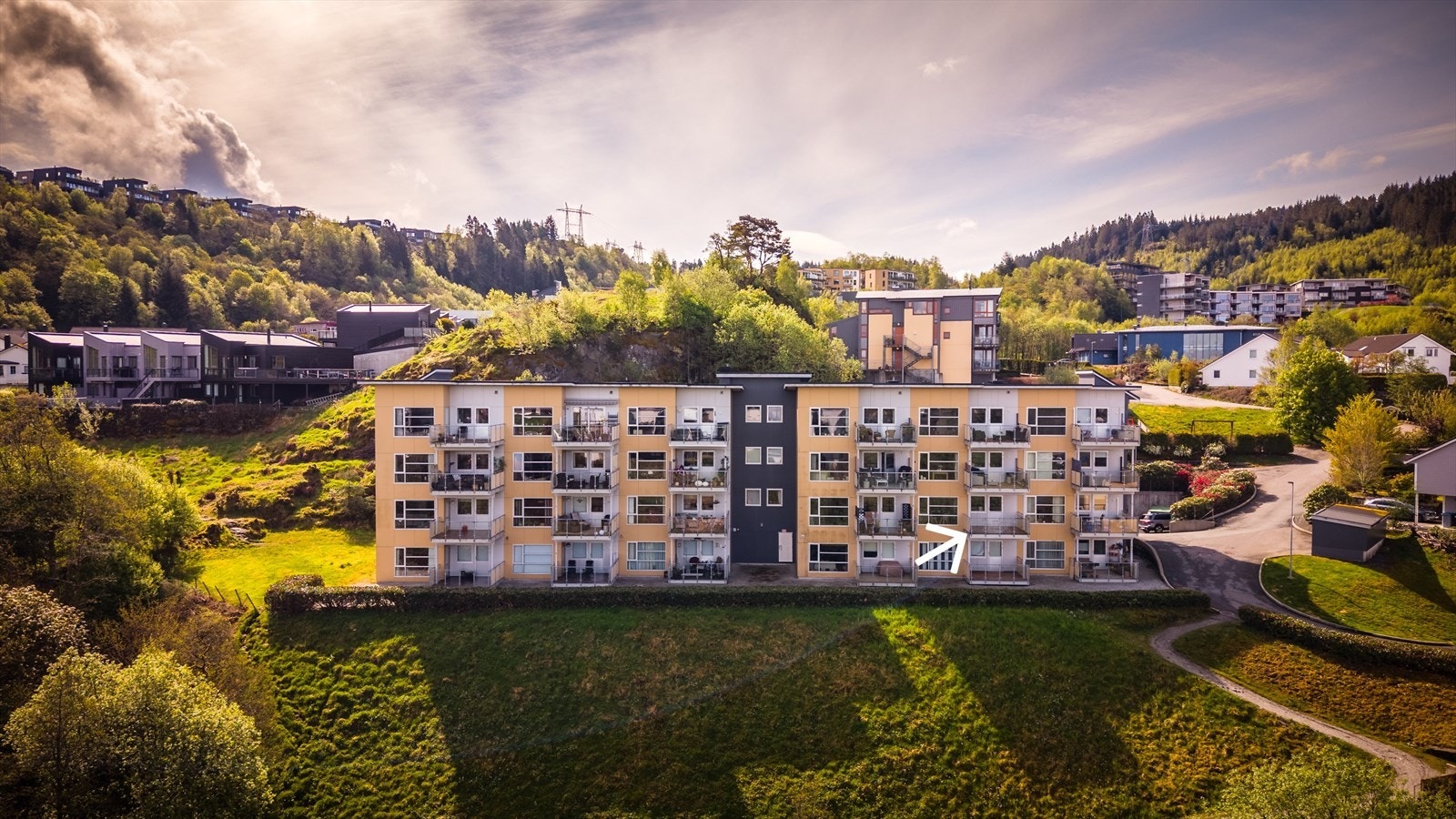 Leiligheten er en del av Apeltunåsen Borettslag og består av 36 leiligheter. Det bor en god blanding av alle typer aldersgrupper i borettslaget. Galleribilde