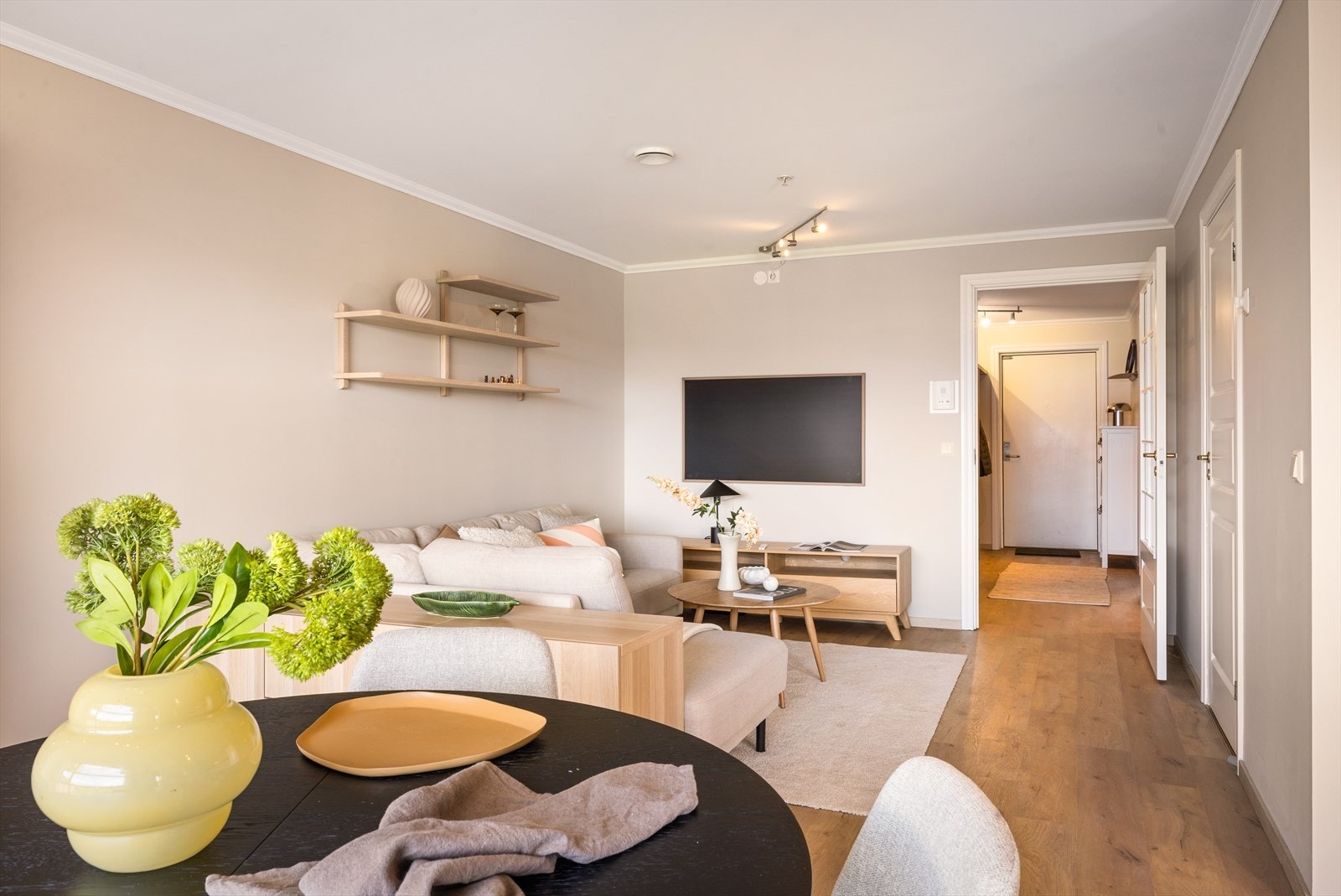 Stuen/kjøkken er på hele 34,3 m² og oppleves som funksjonell og luftig, med rikelig plass til å innrede både stilfullt og komfortabelt. Galleribilde