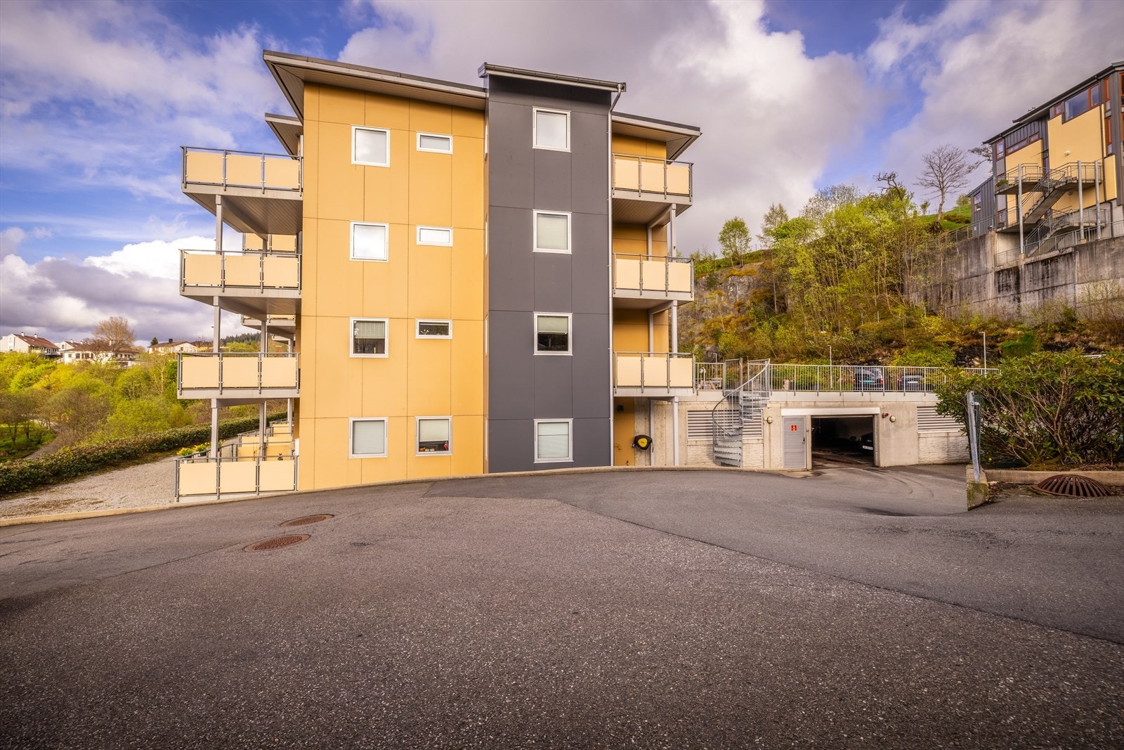 Leiligheten disponerer fast parkeringsplass med elbillader i et lukket garasjeanlegg. Det er varmekabler i innkjørsel. Galleribilde