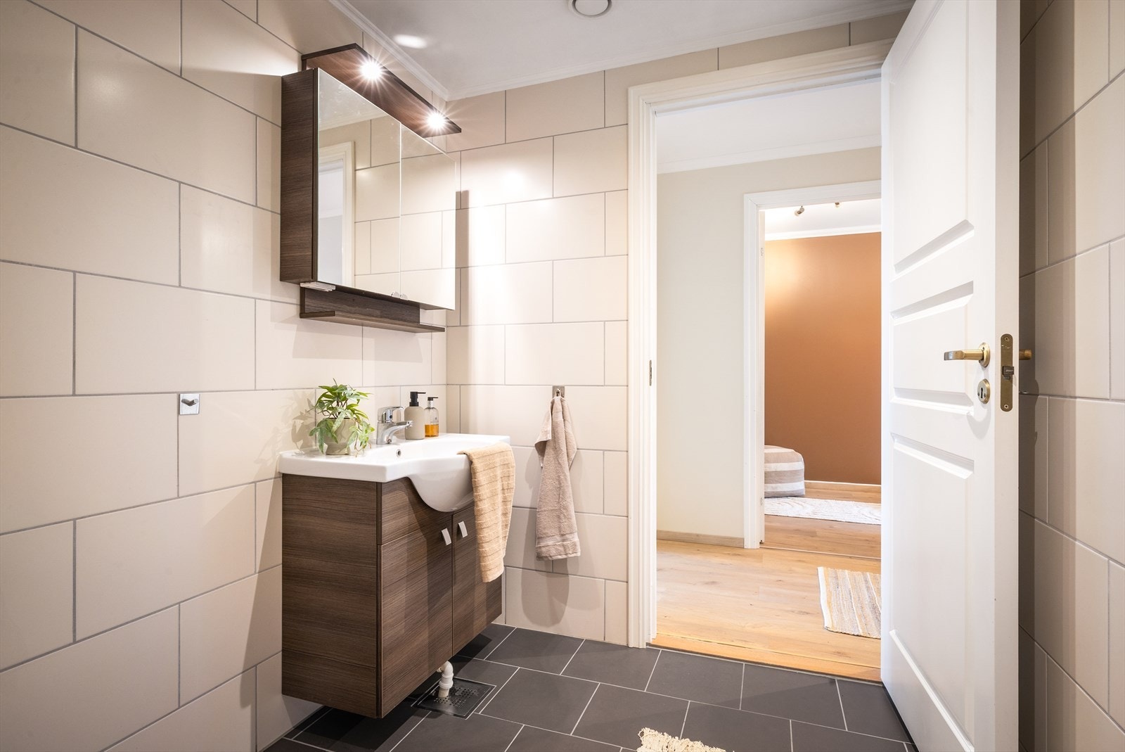 Badet har fliser på gulv og vegger, malte takflater, gulvvarme, balansert ventilasjon og downlights i tak. Galleribilde