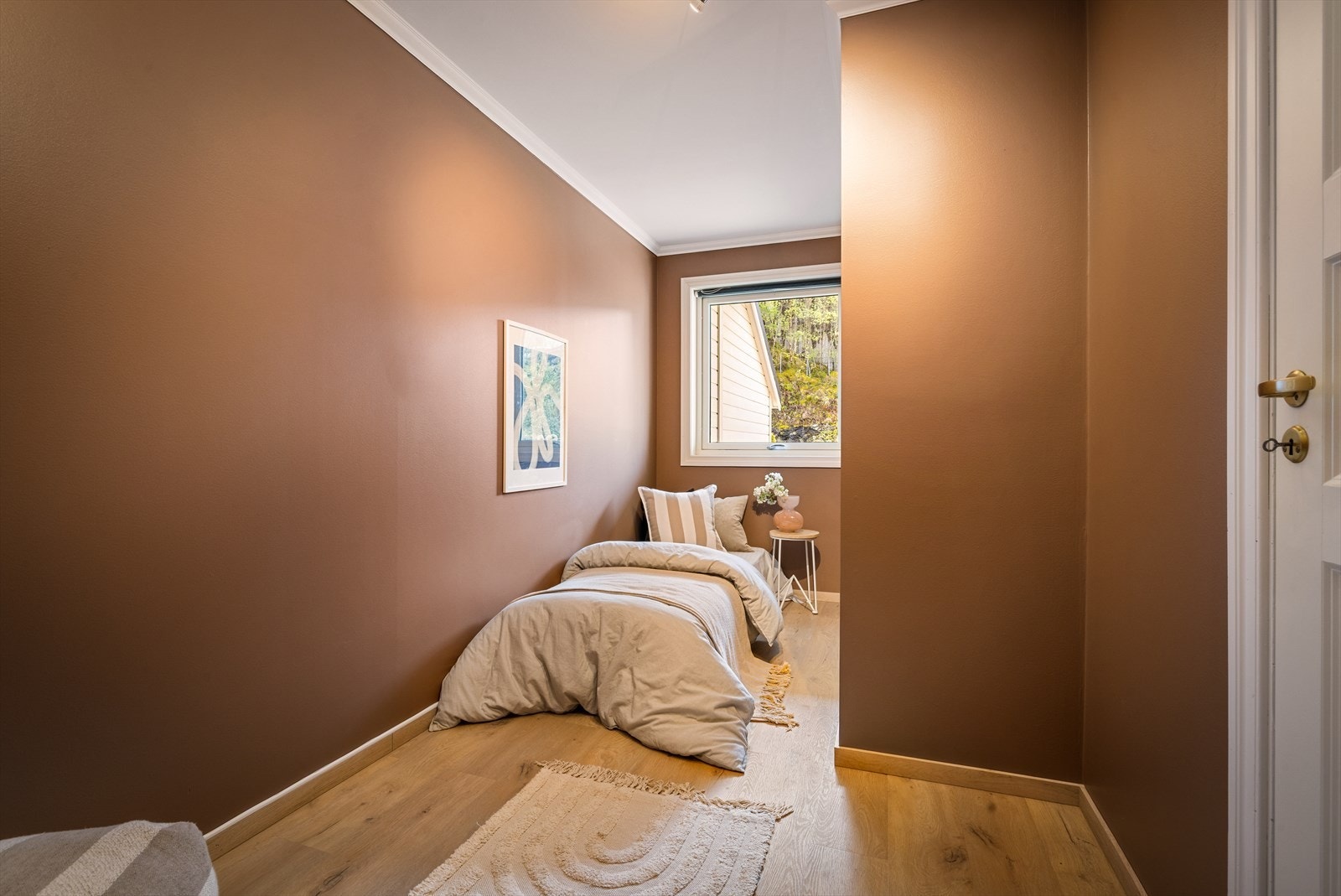Rommet er på ca 7,4m² og har blitt malt i behagelige farger. Galleribilde