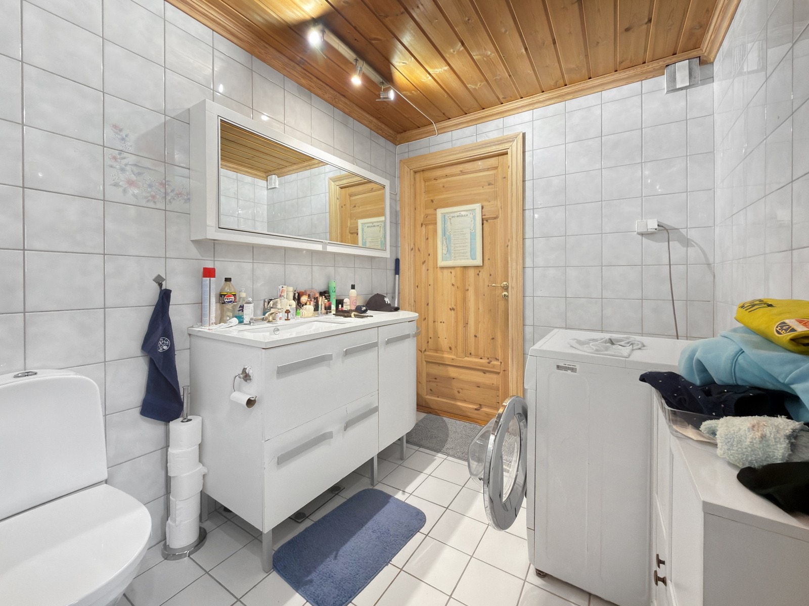 Badet i underetasjen har en funksjonell utforming med flislagt gulv med gulvvarme og flislagte vegger. Galleribilde