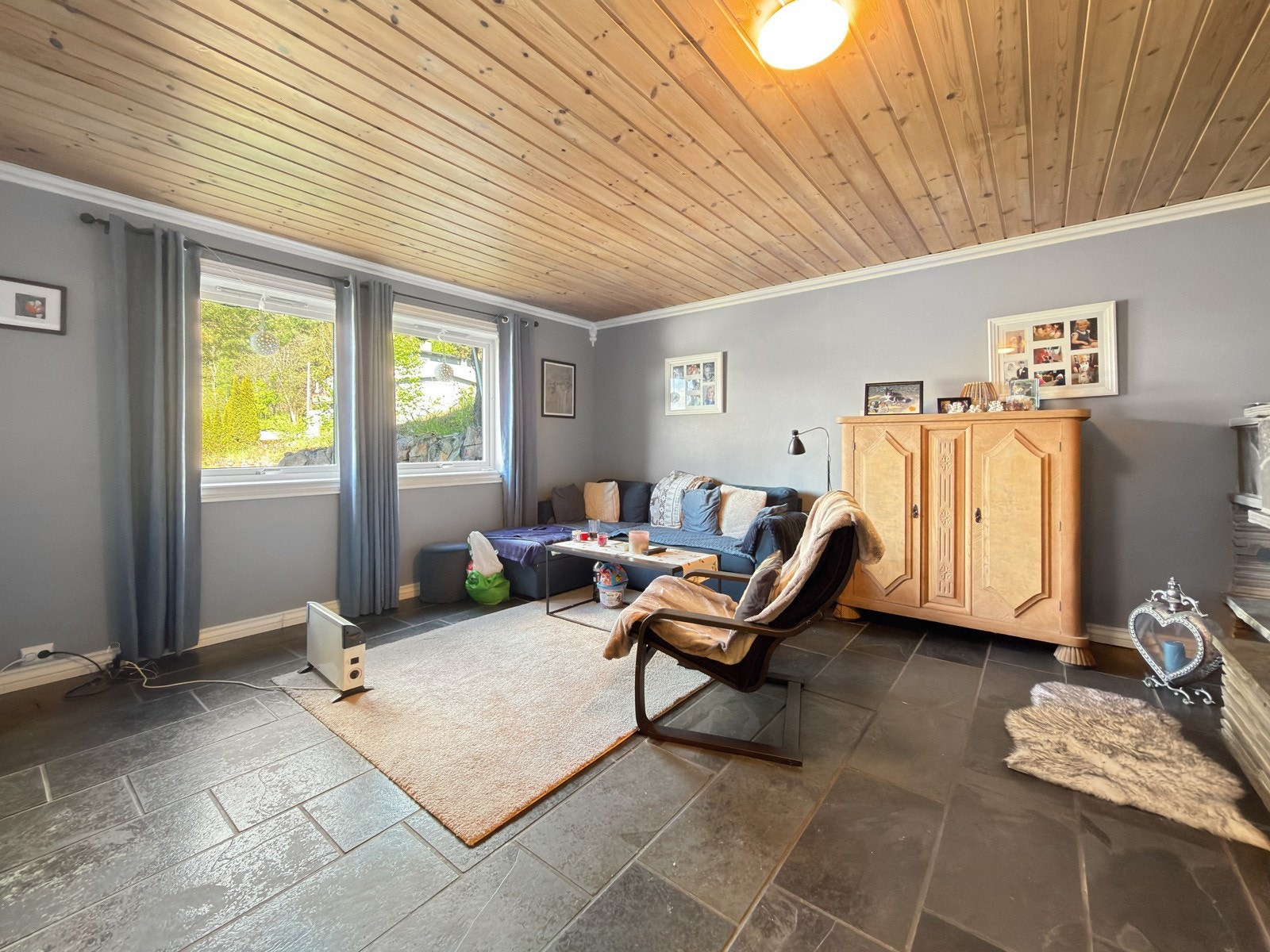 Store vinduer bidrar til naturlig lysinnslipp. Galleribilde