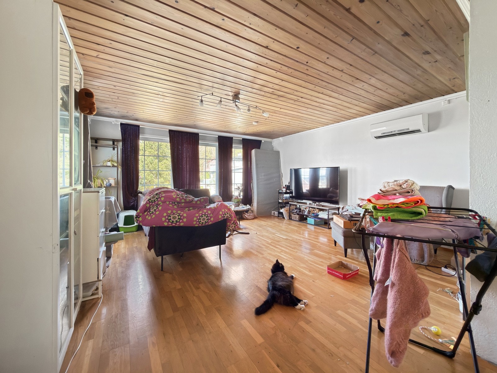Romslig stue og store vindusflater som slipper inn rikelig med naturlig lys. Galleribilde