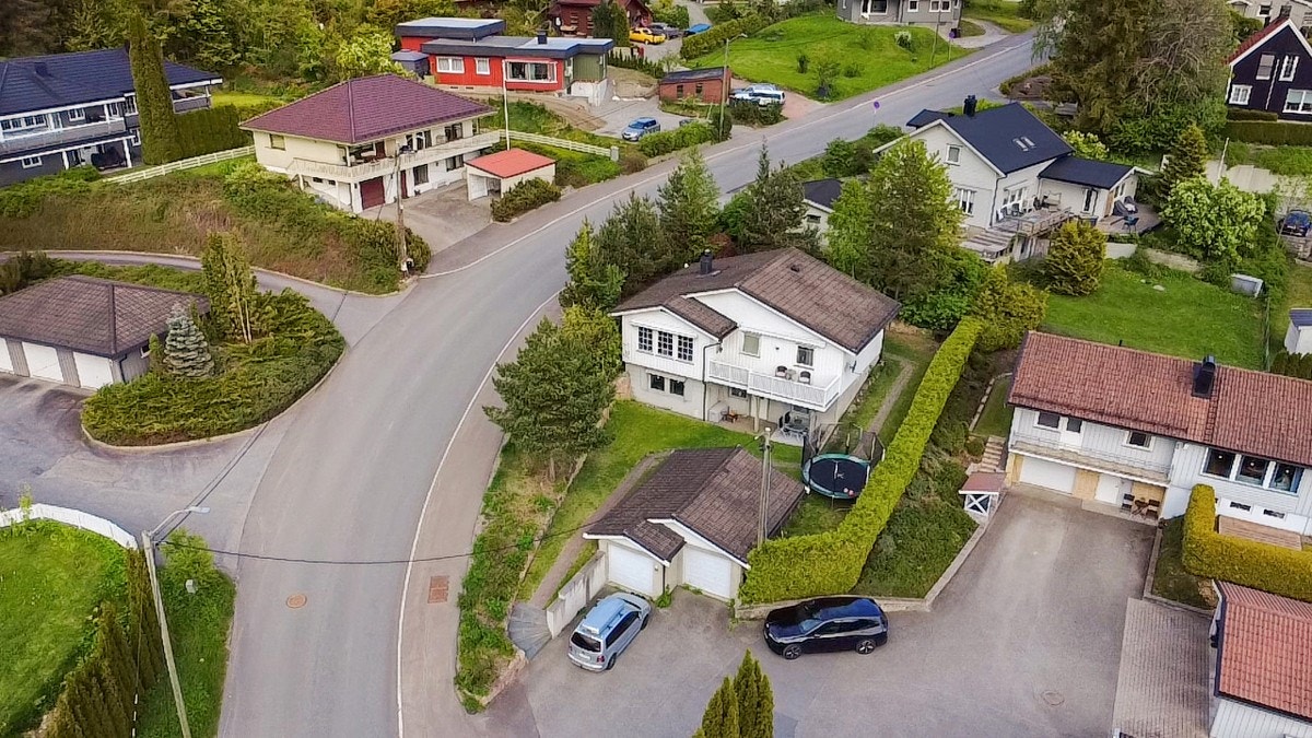 Enebolig med utleiedel og garasje. Galleribilde