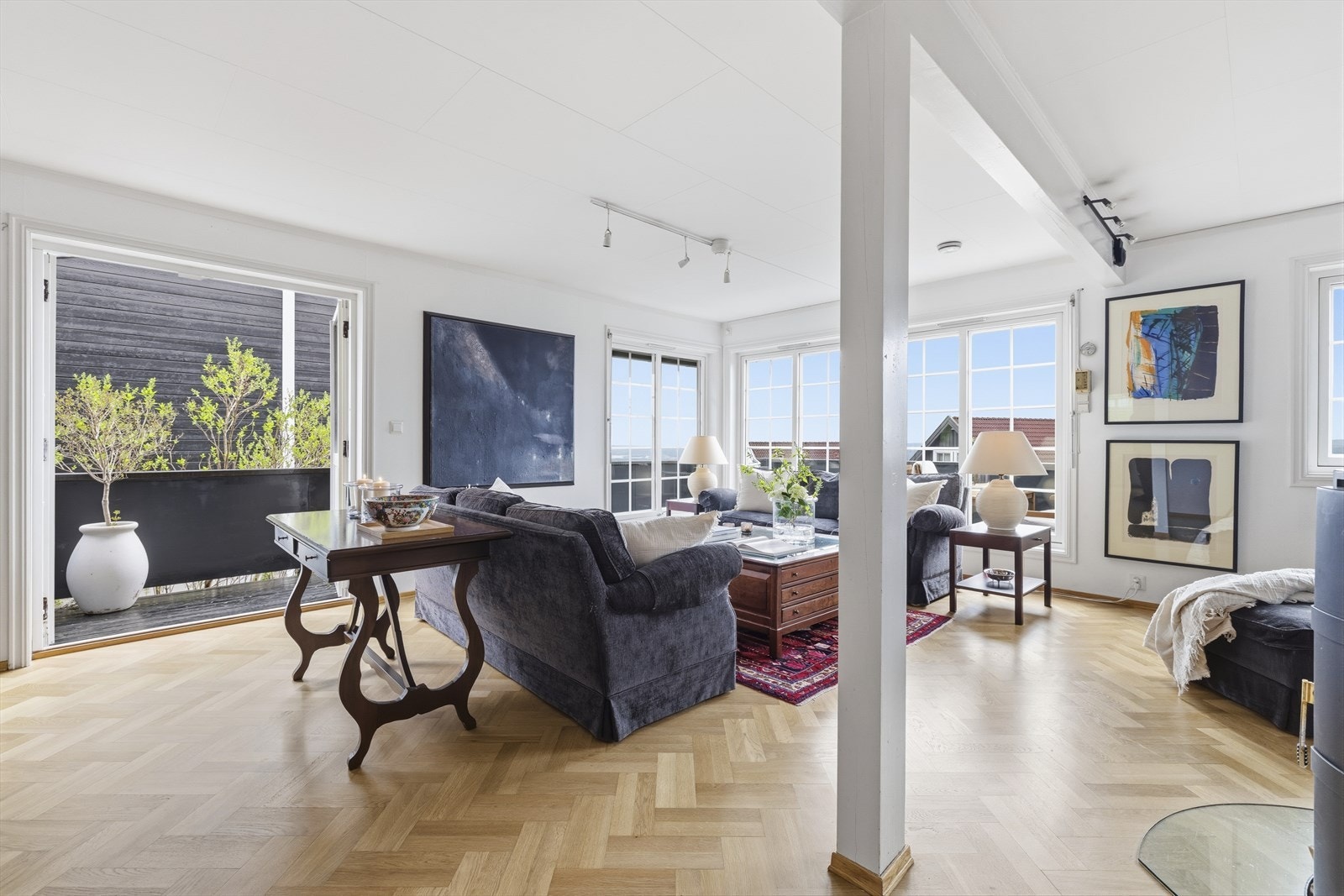 Store vinduer på syd- og vestvegg. Direkte utgang til veranda Galleribilde