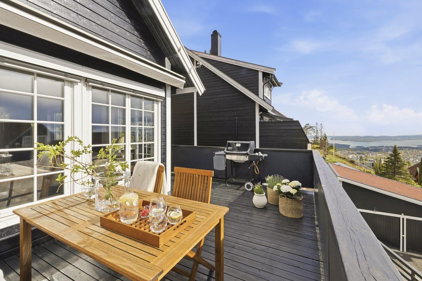 Fra stuen er det utgang til en hyggelig veranda på ca. 23 m² Galleribilde