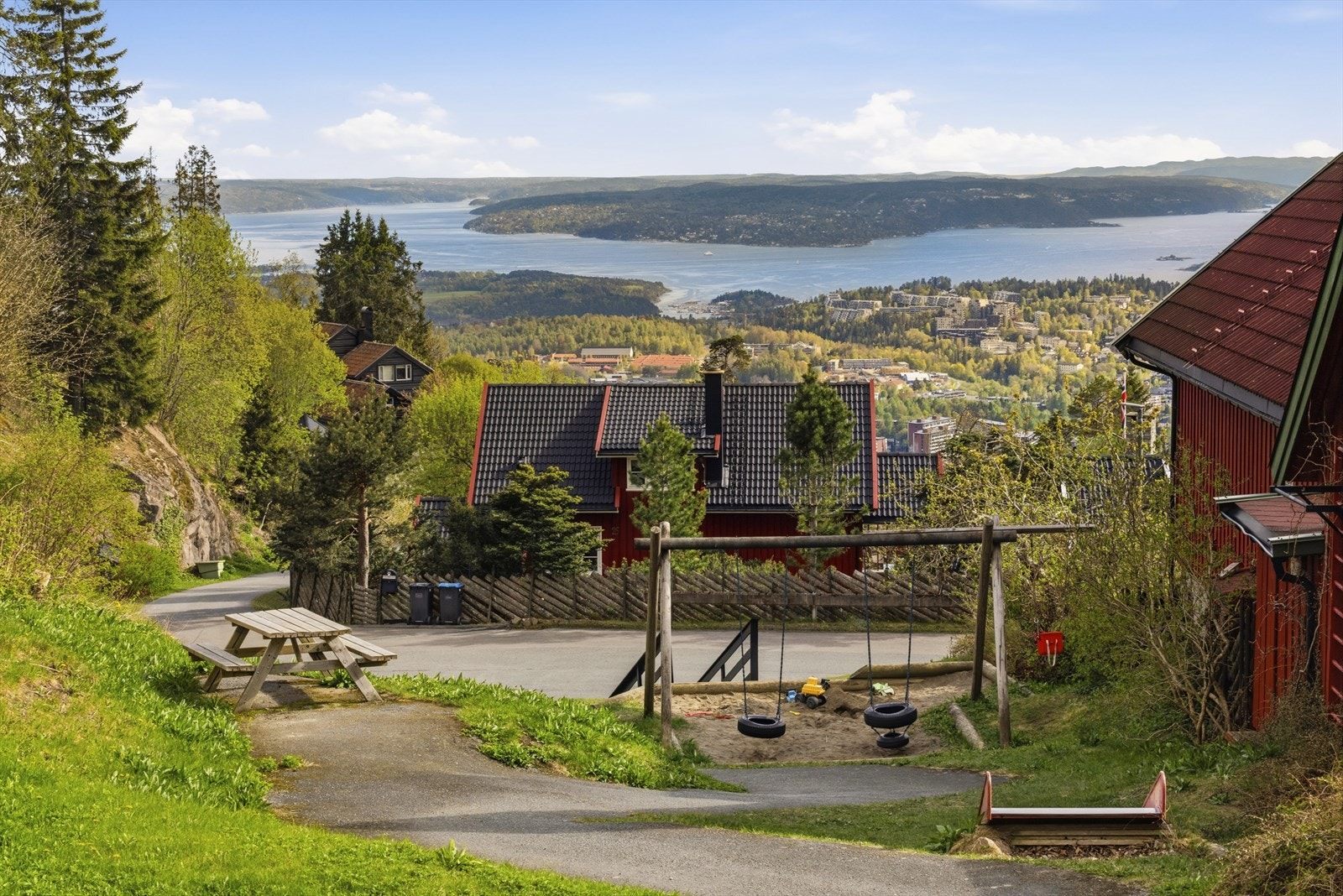 Hyggelig lekeplass rett nedenfor huset Galleribilde