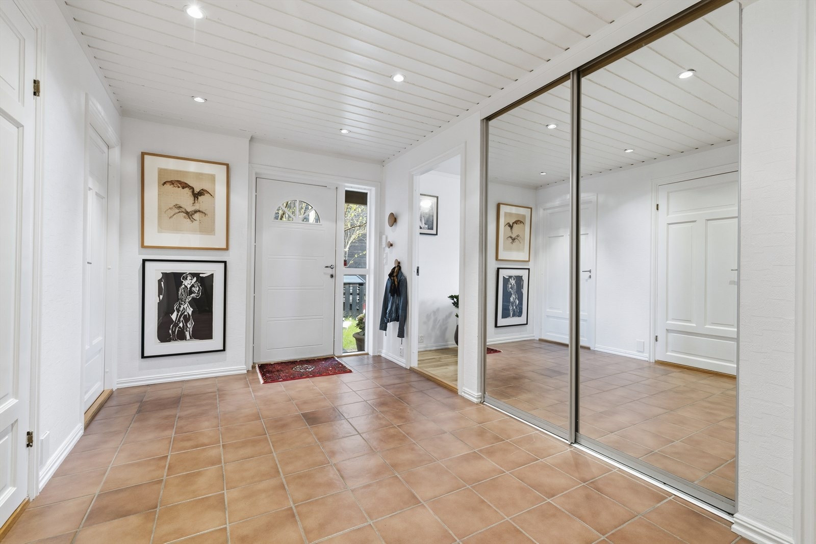 Romslig hall/entré med rikelig garderobelagring. Adkomst til bl.a. vaskerom, bad og bod, noe spesielt for barnefamilier setter stor pris på Galleribilde