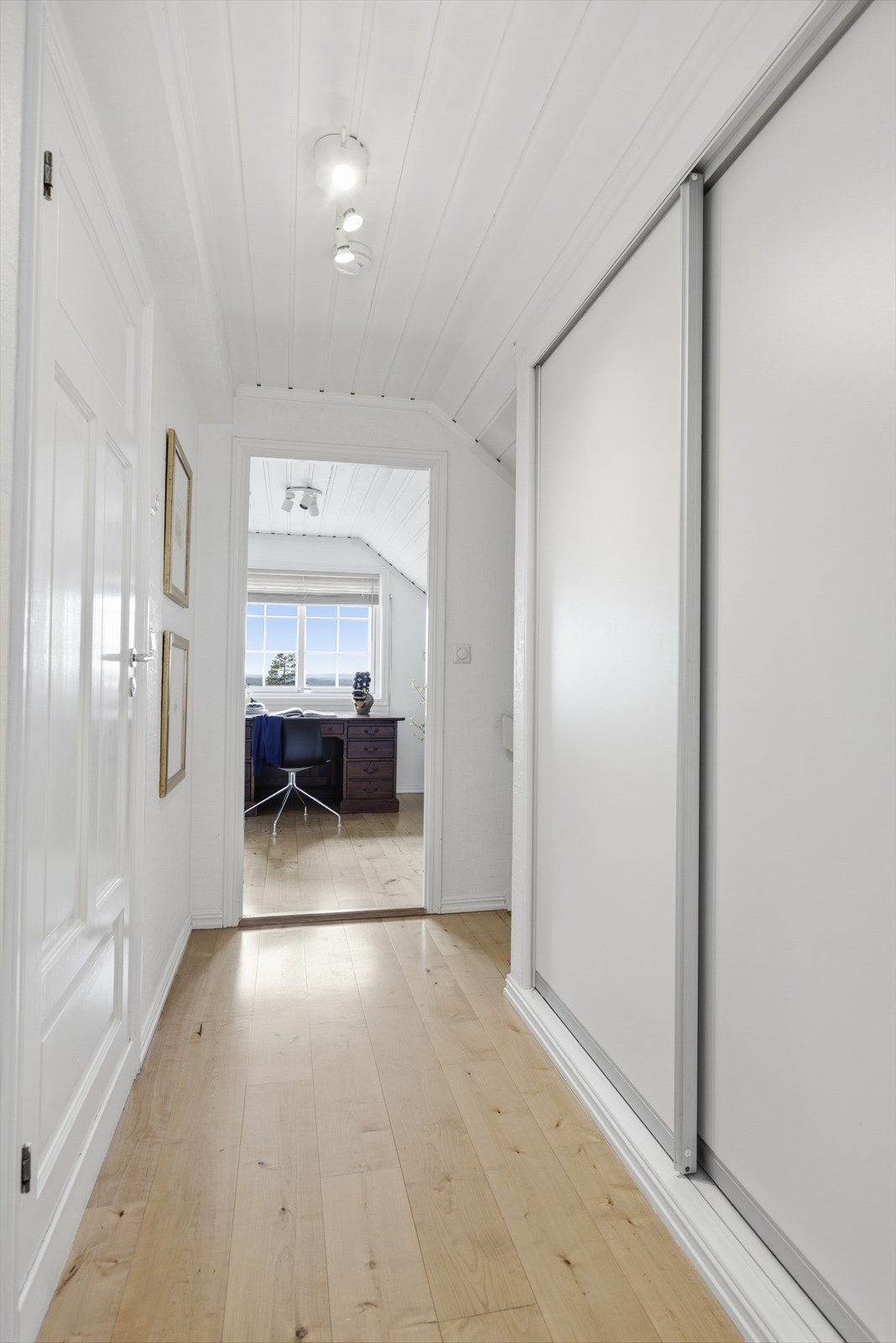 Ekstra lagring i skyvedørsgarderobe i trappehallen Galleribilde