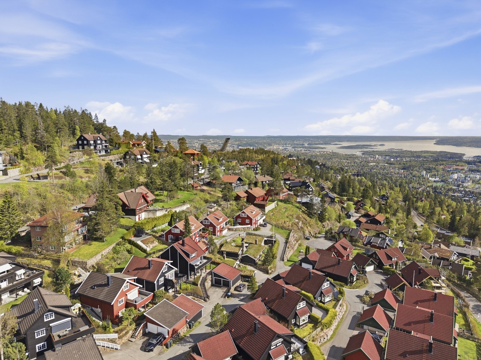 Her befinner du deg ved porten til en av de fineste delene av Nordmarka med sitt unike turterreng og særpreg Galleribilde