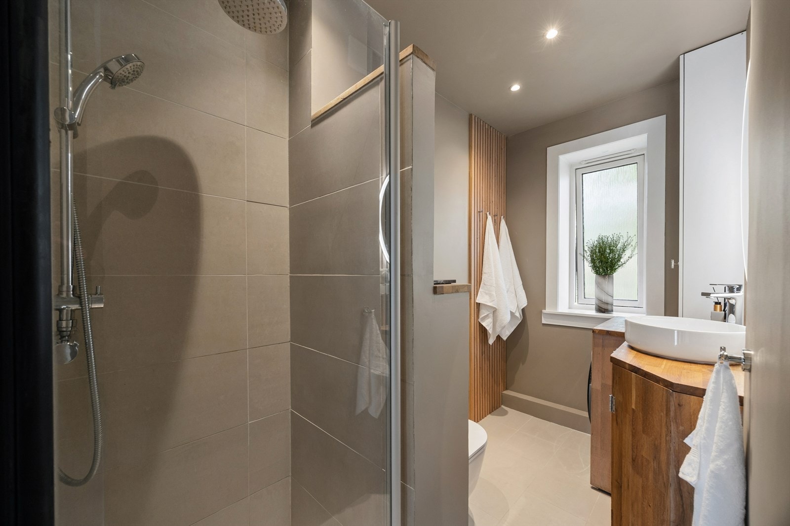 Badet har opplegg for vaskemaskin. Galleribilde