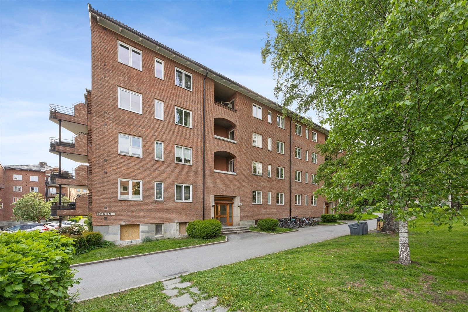 Med leiligheten medfølger det 1 parkeringstillatelse på sameiets tomt. Parkeringstillatelse for bil nr. 2 kan kjøpes for 460 kr per måned. Galleribilde
