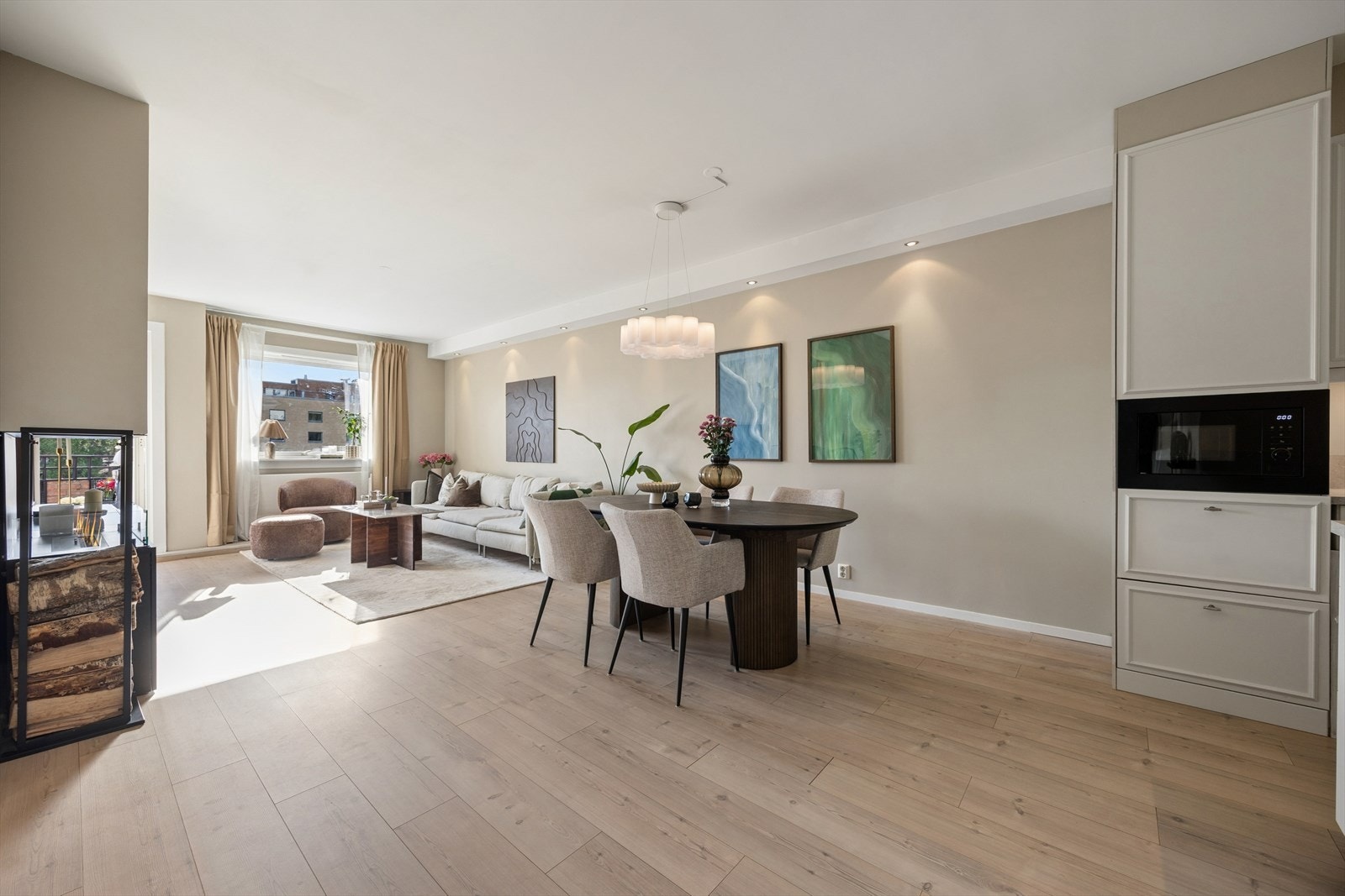 Takhøyde målt til 2,6 m. Lyslist med downlights. Galleribilde