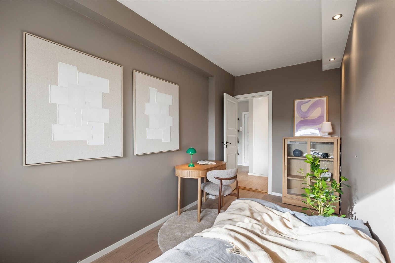 Vegglengden på over 2 m. gir fleksibilitet til å plassere sengen langs kort- og langside av rommet. Galleribilde