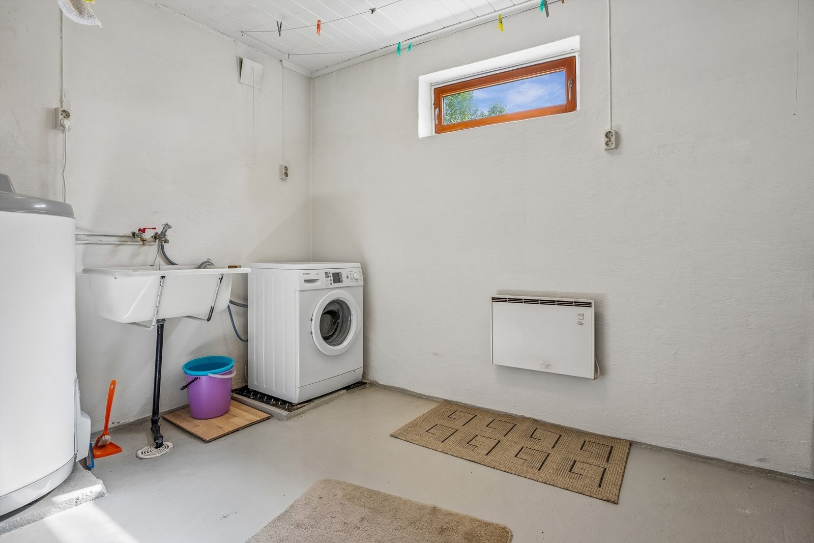 Egen vaskekjeller med opplegg for vaskemaskin. Her er også boligens stoppekran og en varmtvannstank fra 2011. Galleribilde