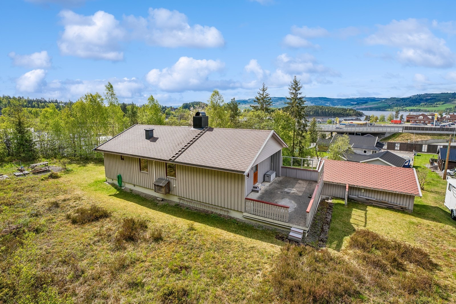 Boligen ligger i et etablert og rolig nabolag med kort vei til turmuligheter i skog og mark. Galleribilde