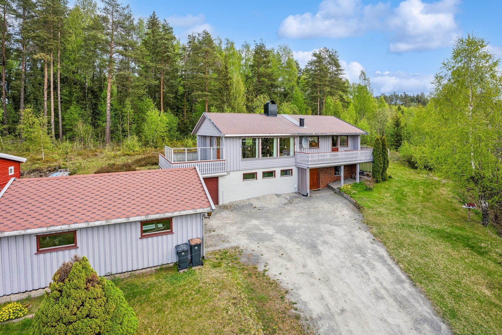 Eiendommen har rikelig med plass for biler og oppbevaring, med både integrert garasje i boligen og en frittstående garasje med bod. Foto:Andreas Ellingsen V/EFKT Galleribilde