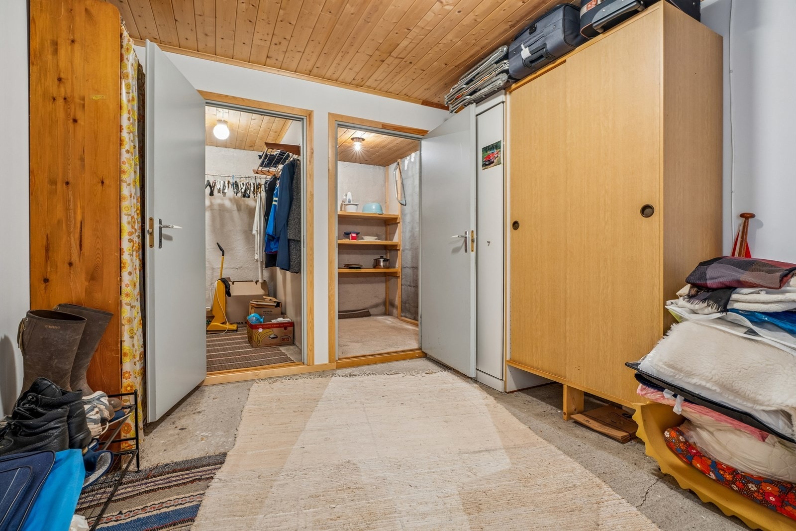 Underetasjen har tre boder som gir rikelig med lagringsplass. Galleribilde