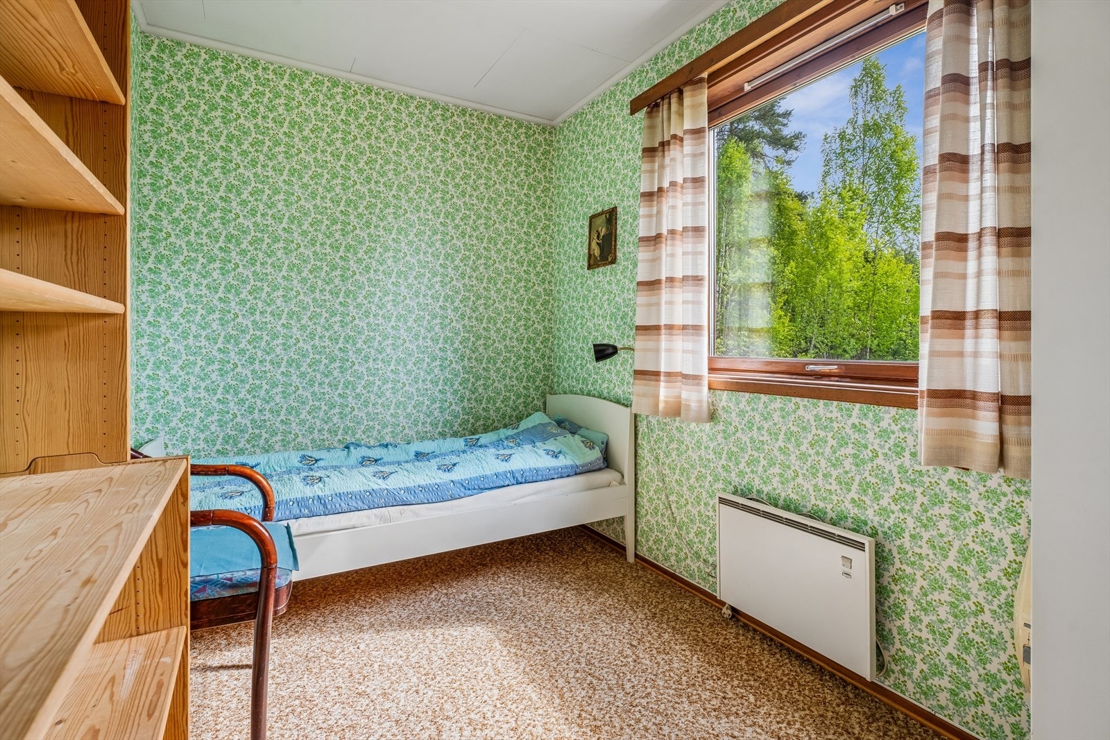 Det andre soverommet i hovedetasjen har plass til seng og oppbevaring. Galleribilde