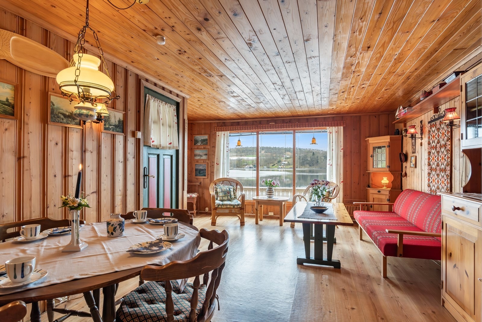 God plass til sitte- og spisegruppe. Galleribilde