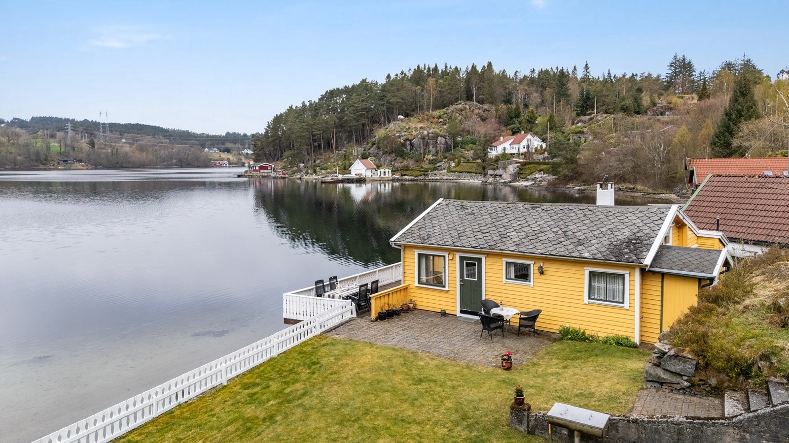 Hytta har en særdeles flott og nær beliggenhet til Førlandsfjorden. Galleribilde