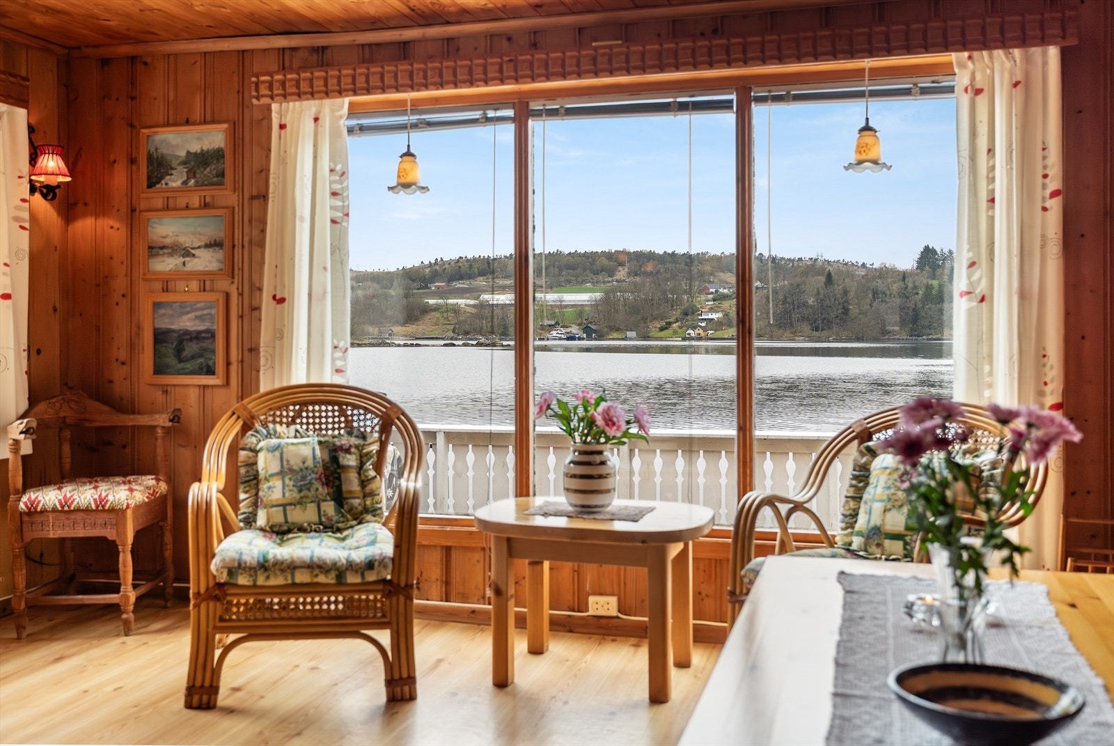 Her kan en nyte utsikten mot Førlandsfjorden rett fra sofaen. Galleribilde