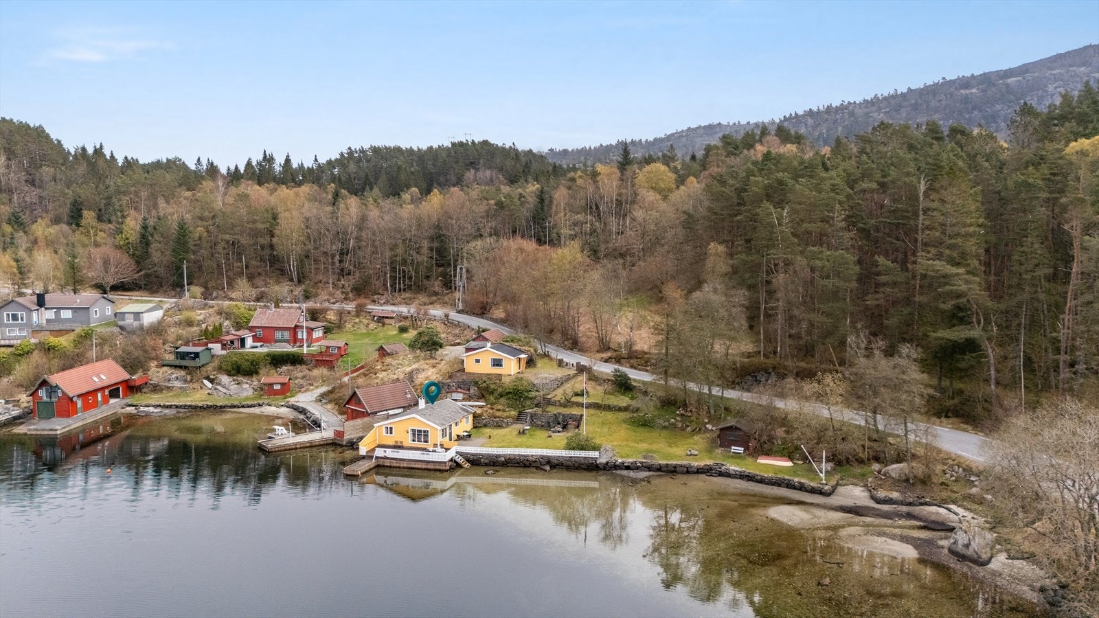 Eiendommen ligger Ca. 25 min unna Haugesund sentrum og 21 min fra Arsvågen ferjekai - Ideell avstand. Galleribilde