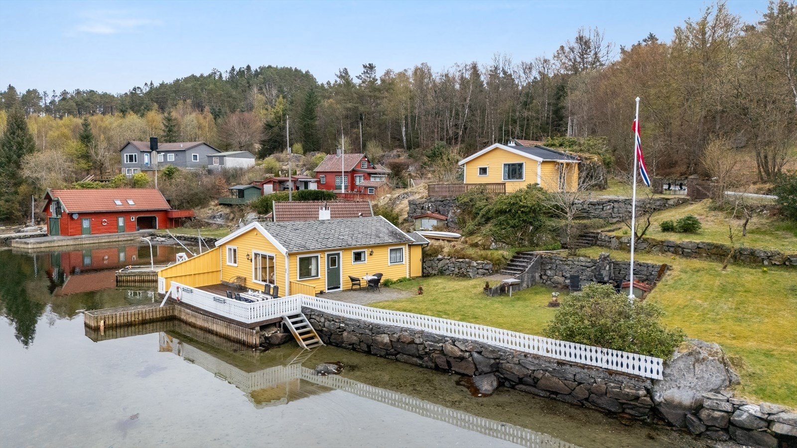 Eiendommen har ca 70 m strandlinje. Galleribilde