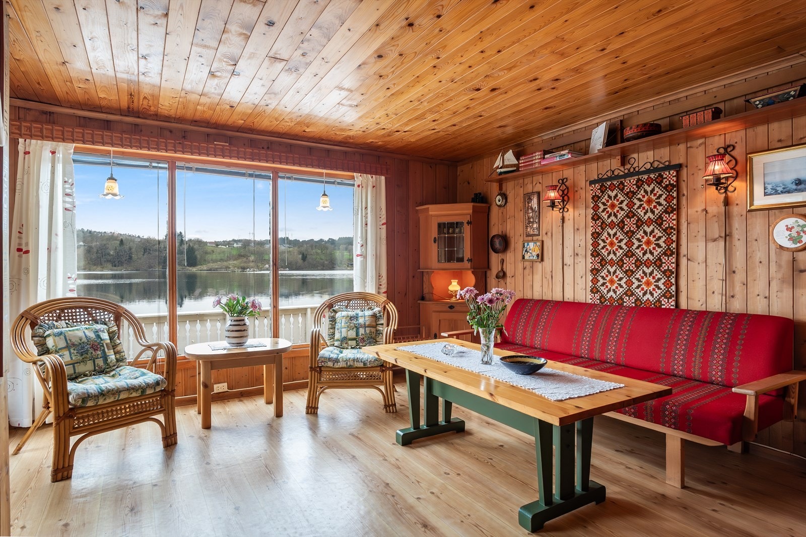 Sjarmerende stue med store vindusflater som gir godt med naturlig lysinnslipp. Galleribilde