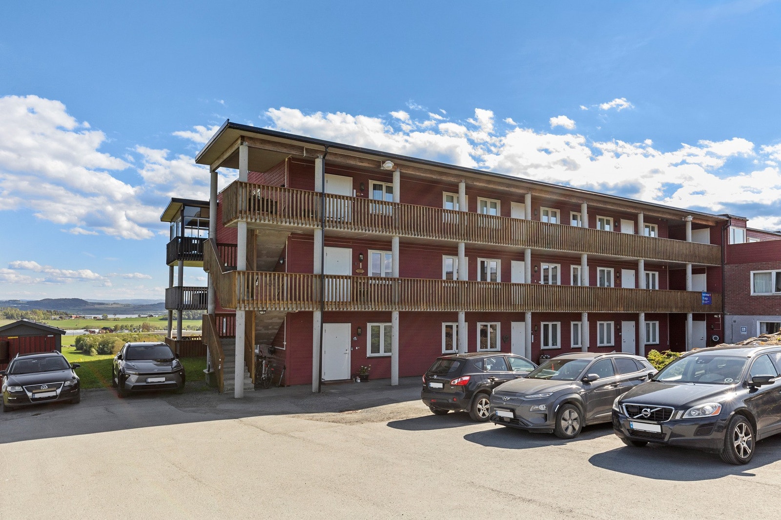 Fasade og parkering. Galleribilde