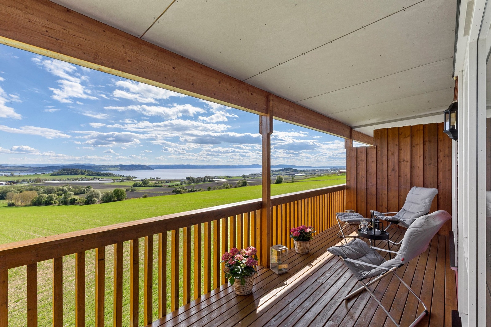 Stor og takoverbygd balkong på 14 kvm - Sameiet har også en felles takterrasse. Galleribilde