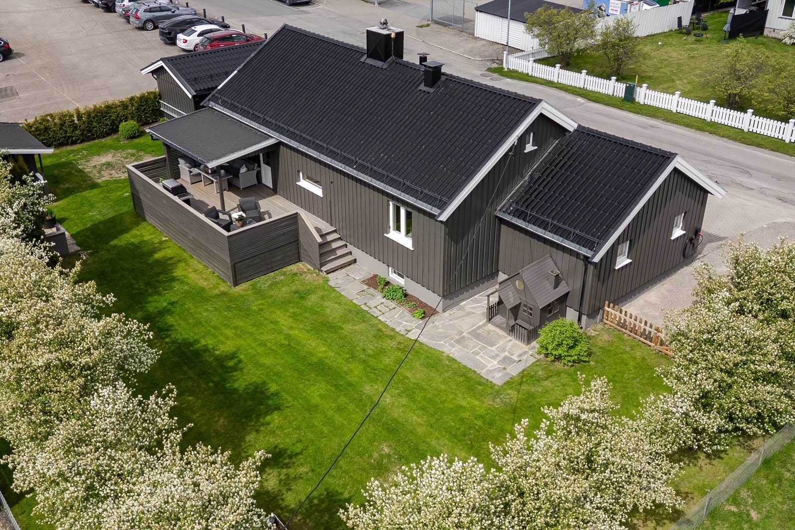Eiendommen ligger sentralt og familievennlig plassert, med gangavstand til både skole, barnehage, dagligvarebutikker og sentrum. Galleribilde