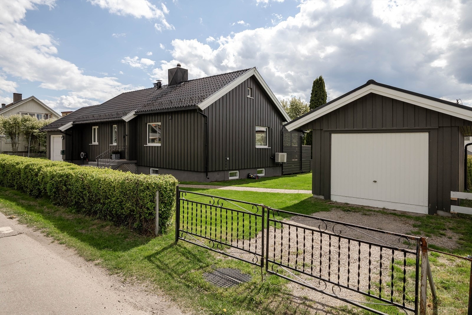 I tillegg er eiendommen bebygd med en frittstående garasje på ca. 18 kvm. Galleribilde