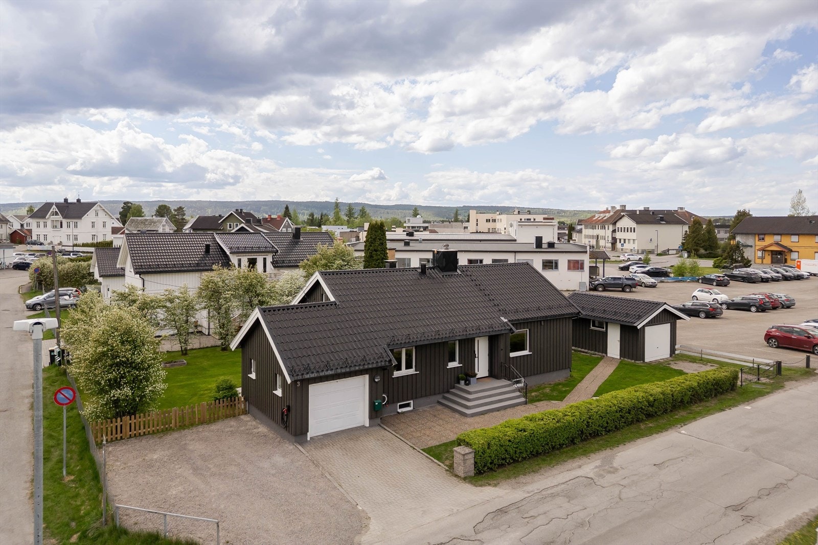 Velholdt enebolig med inntilbygget garasje og sentral beliggenhet. Galleribilde