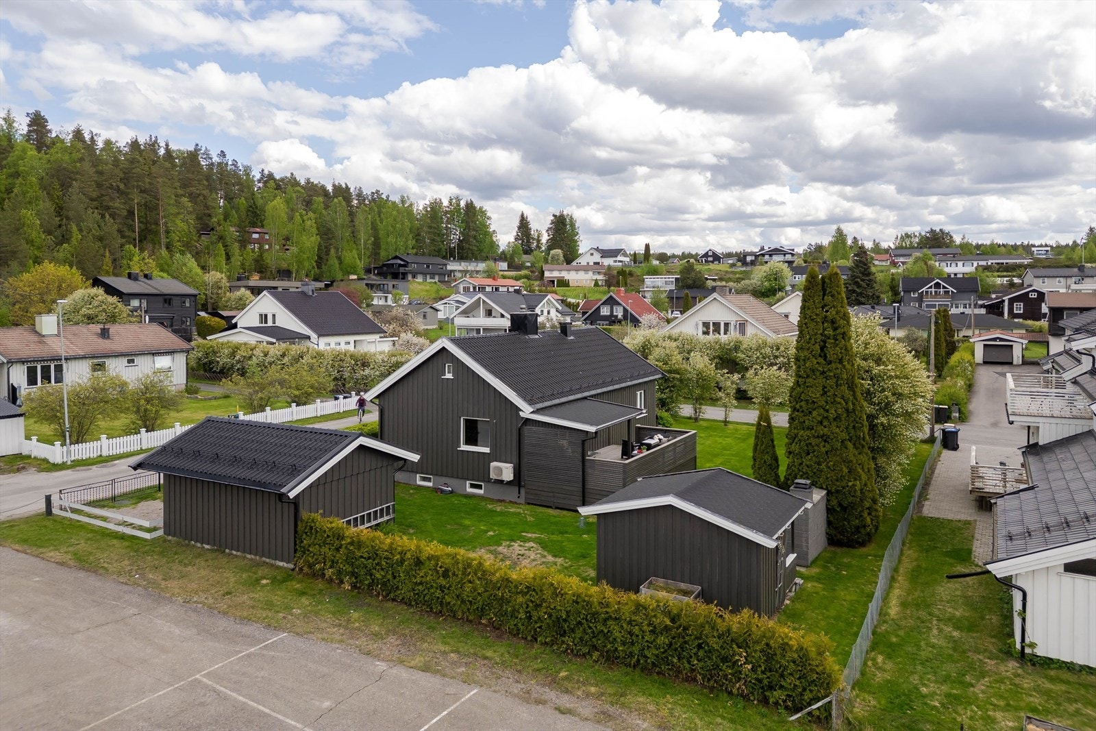 Boligen ligger i et meget godt etablert og familievennlig nabolag, med kort vei til skogen og fine turstier. Galleribilde