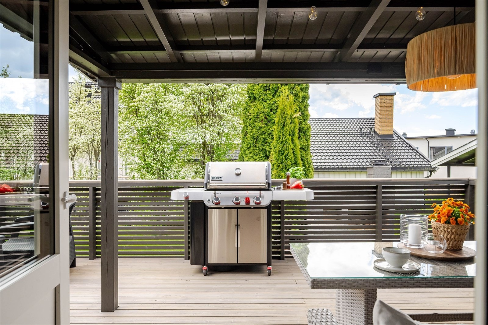 Terrassen har flere soner som gir flere møbleringsmuligheter, samt massevis av grillkos på sommerstid. Galleribilde