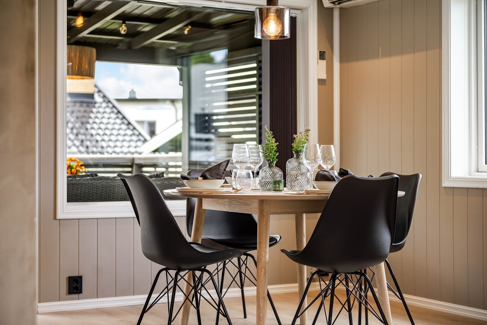 Ved spisebordet kan man nyte gode måltider sammen med familie og venner. Galleribilde