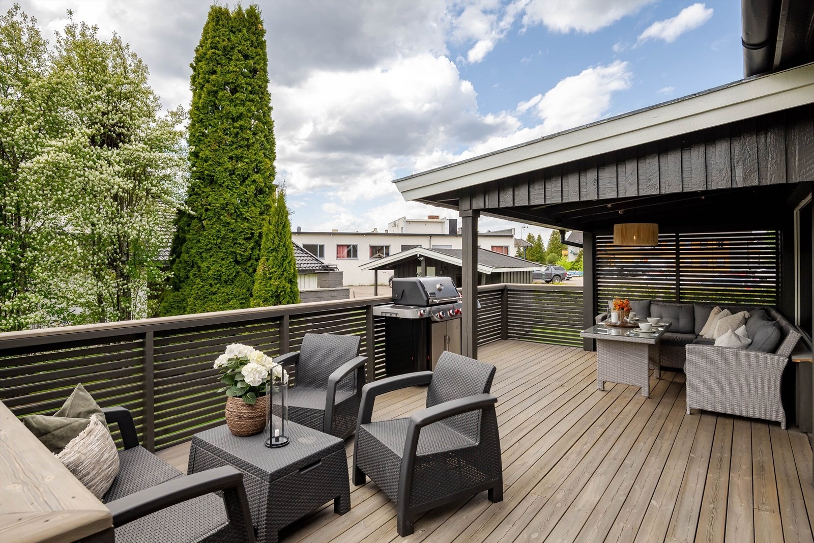 Solrik og dels overbygget terrasse som ble utvidet i 2021. Galleribilde
