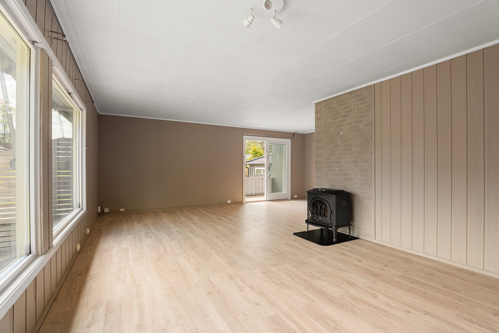 I den ca. 30 kvm. store stuen er det rom for flere sittegrupper og god plass til familiens felles opphold i hverdagen. Galleribilde