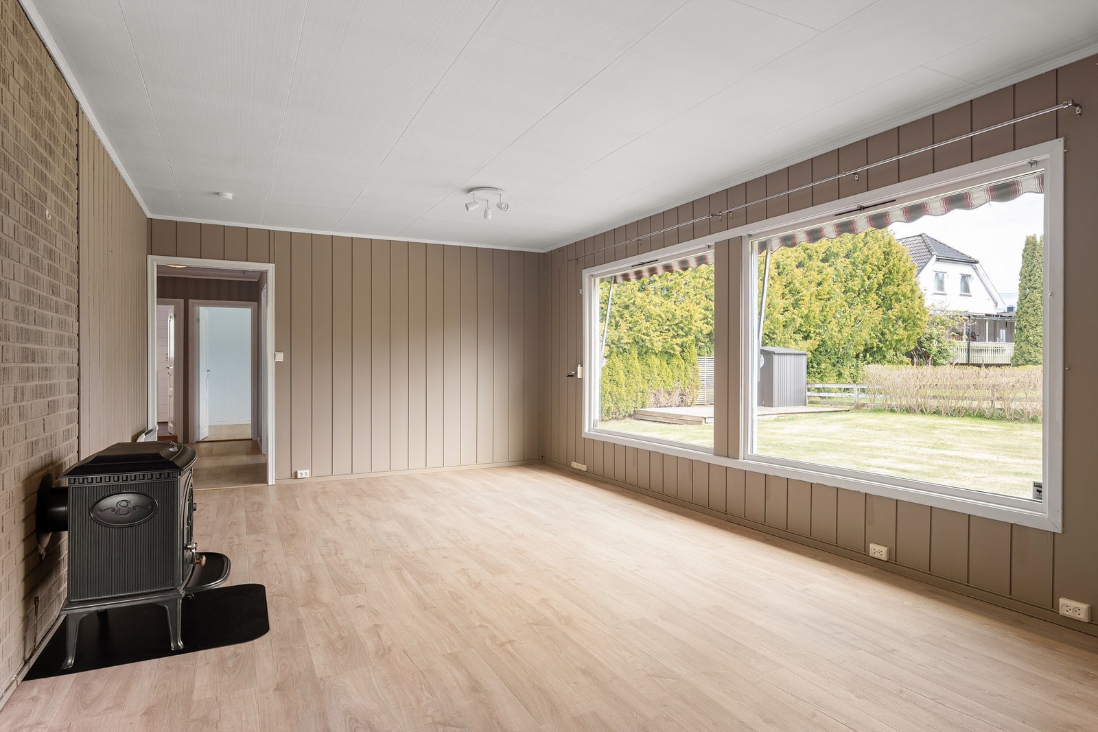 Nær samtlige rom i første etasje ble pusset opp i 2017. Nytt laminatgulv ble lagt i alle utenom våtrom. Galleribilde