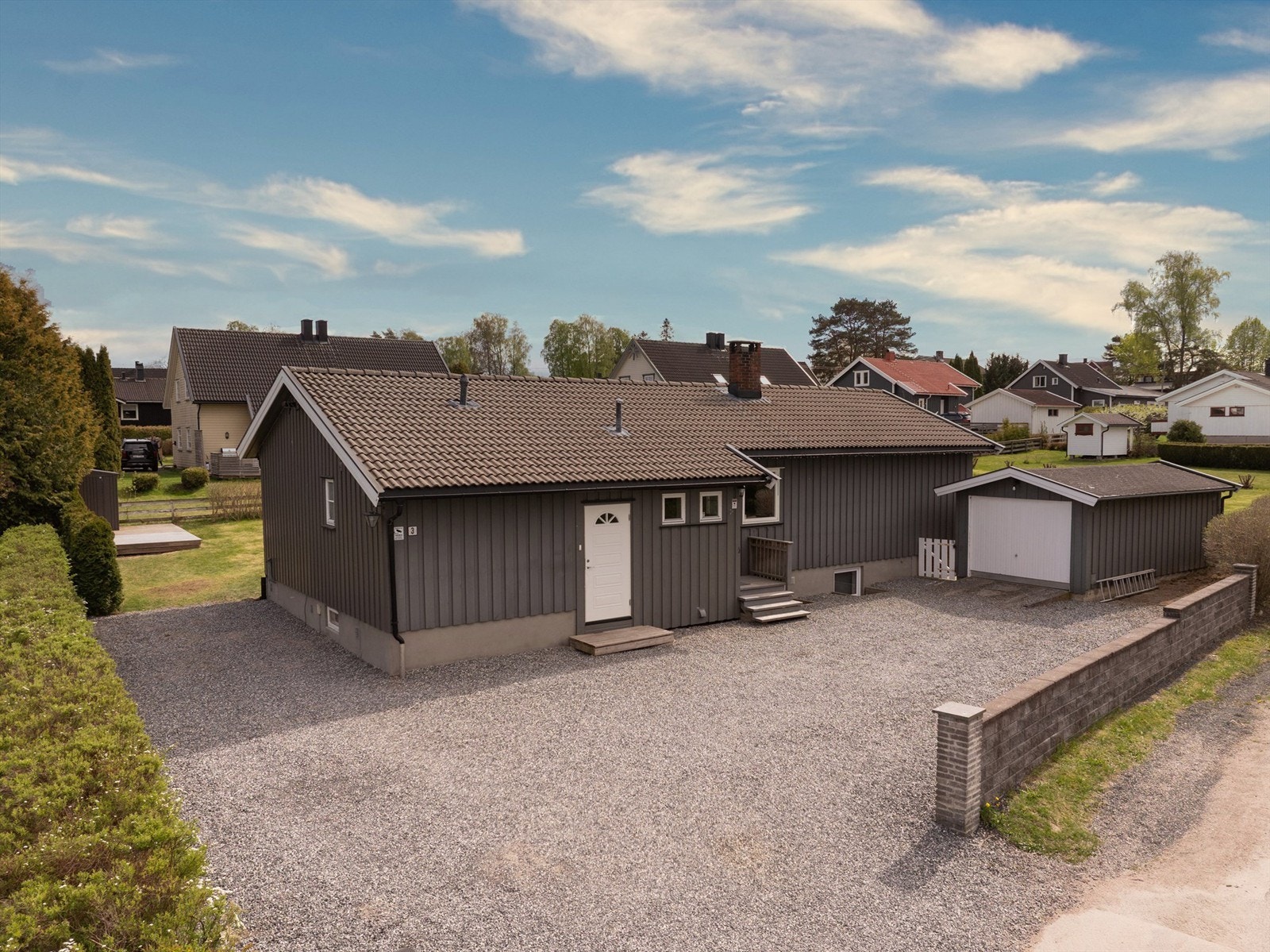 På den romslige gårdsplassen er det oppstillingsmulighet for flere bilder og mulighet for en dedikert plass til utleiedelen. Galleribilde