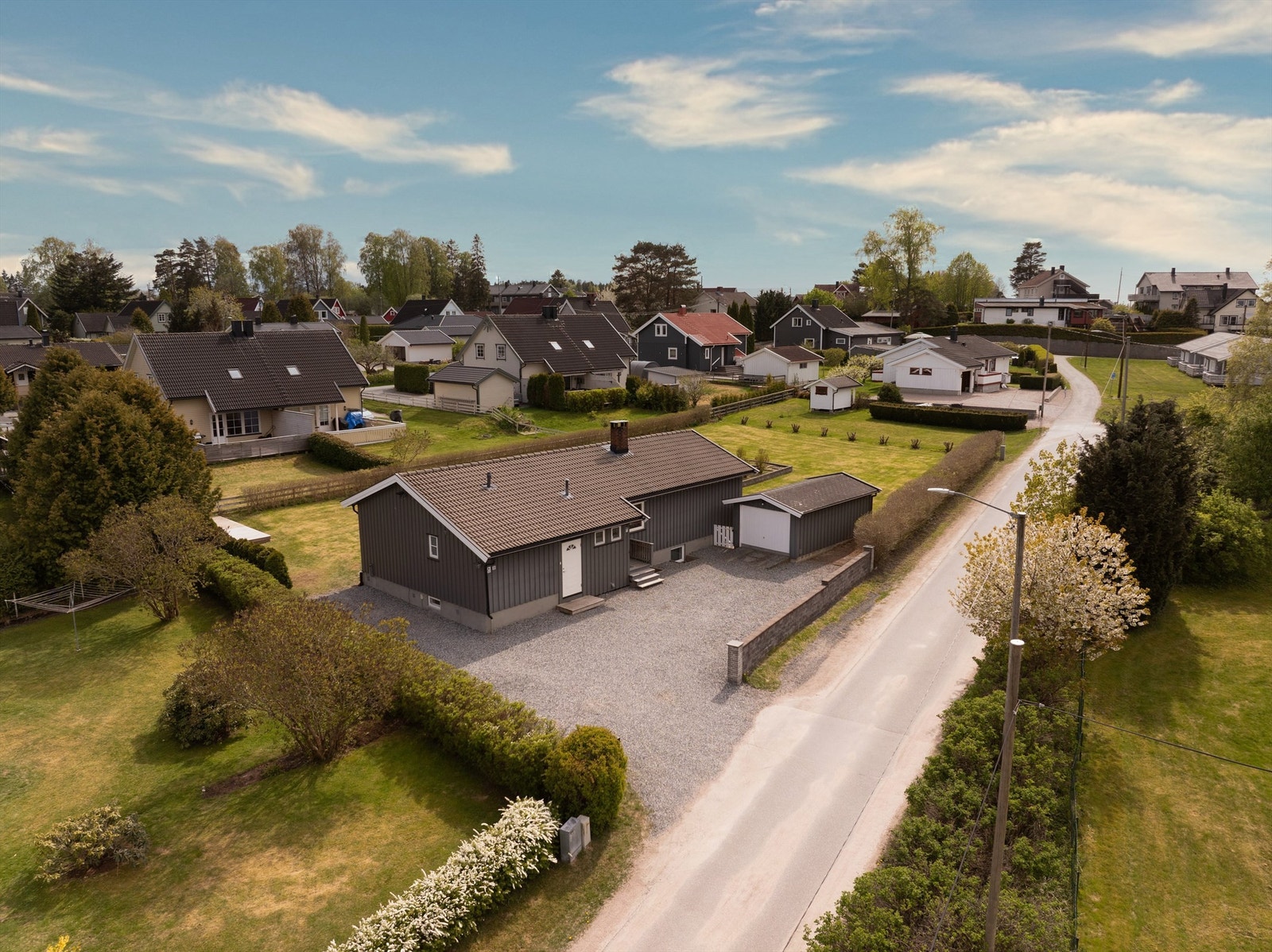 Alfa Karlsens vei er sperret for gjennomkjøring med bil og har av den grunn et rolig og barnevennlig miljø. Galleribilde