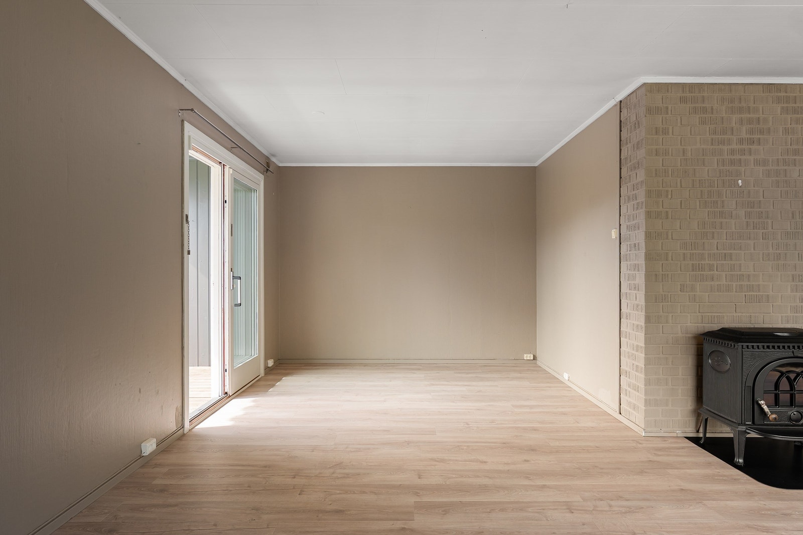 Kjøkkenet var opprinnelig åpent mot stuen, men er nå lukket av i eget rom. Galleribilde