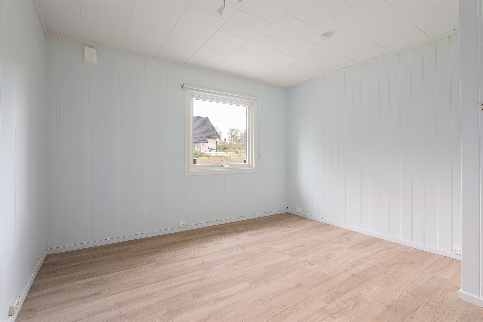 To soverom inngår i første etasje. Dette er størst og velfungerende som hovedsoverom. Galleribilde