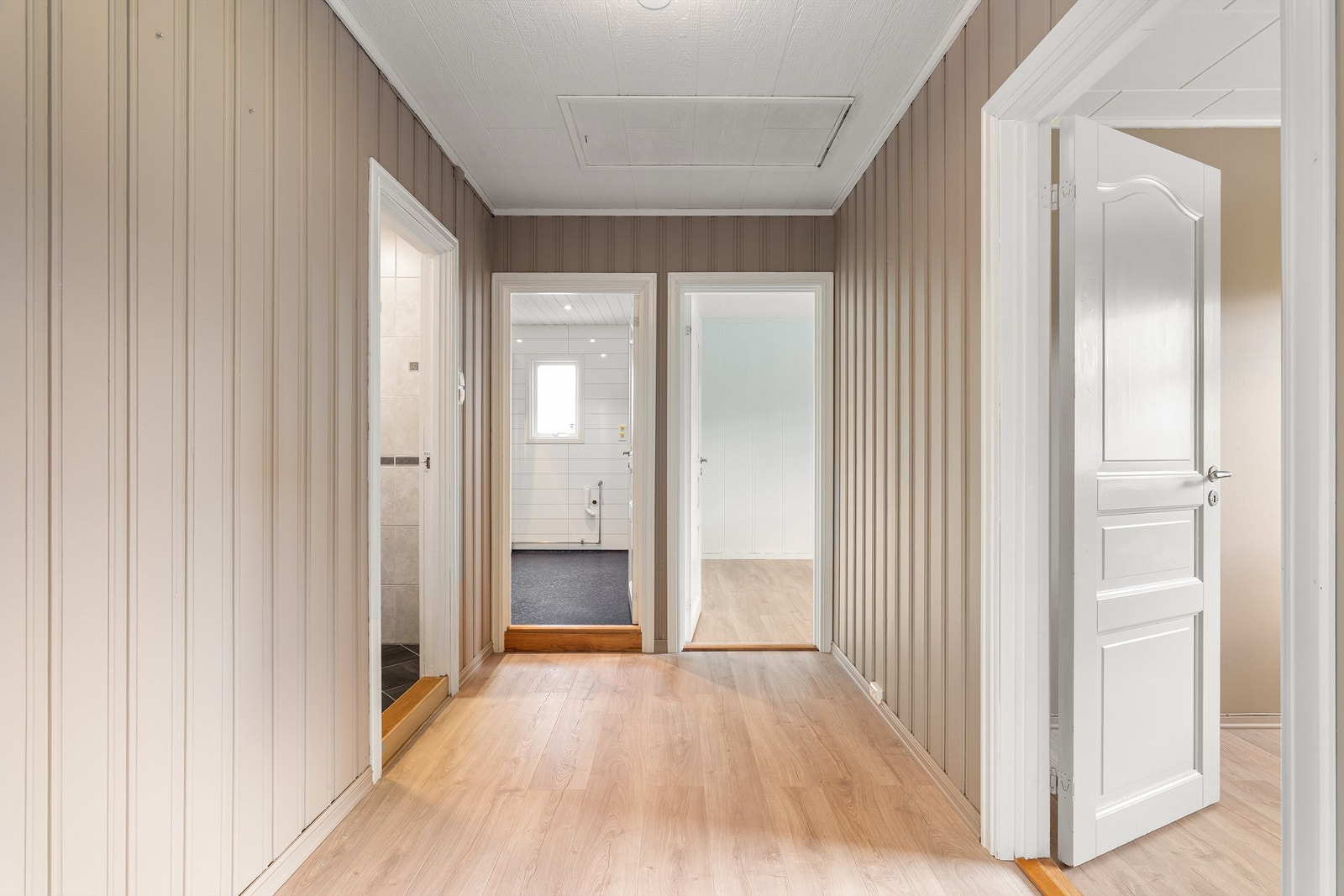Soverommene, badet og toalettrommet er samlet i praktisk nærhet omkring gangen. Galleribilde