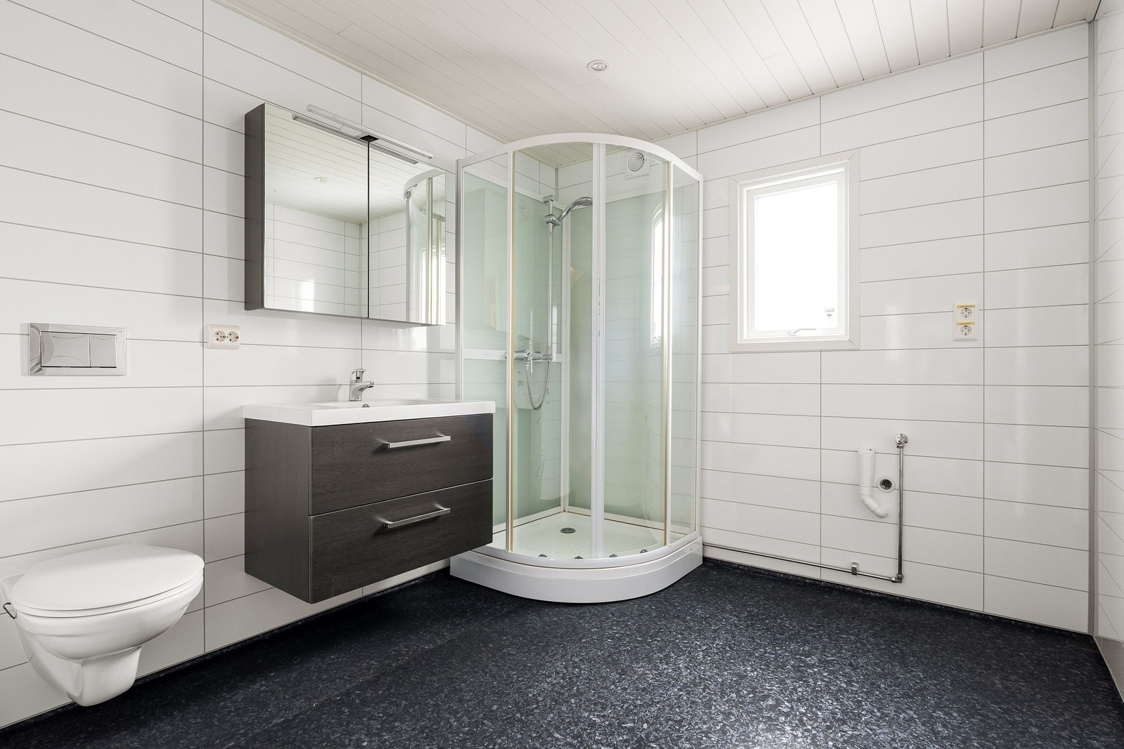 Badet ble i 2017 bygget opp på nytt fra bunnen av med blant annet nye rør og nytt el-anlegg, gulvvarme inkludert. Dette var opprinnelig et soverom. Galleribilde