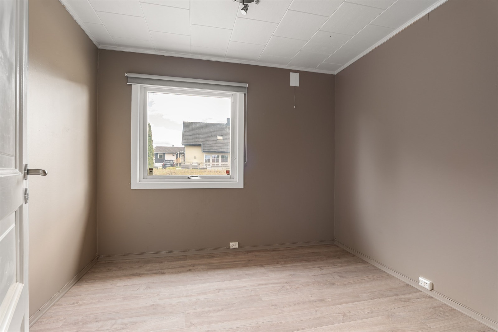 Begge soverom i første etasje ble i 2017 både malt og oppgradert med nytt laminatgulv. Galleribilde