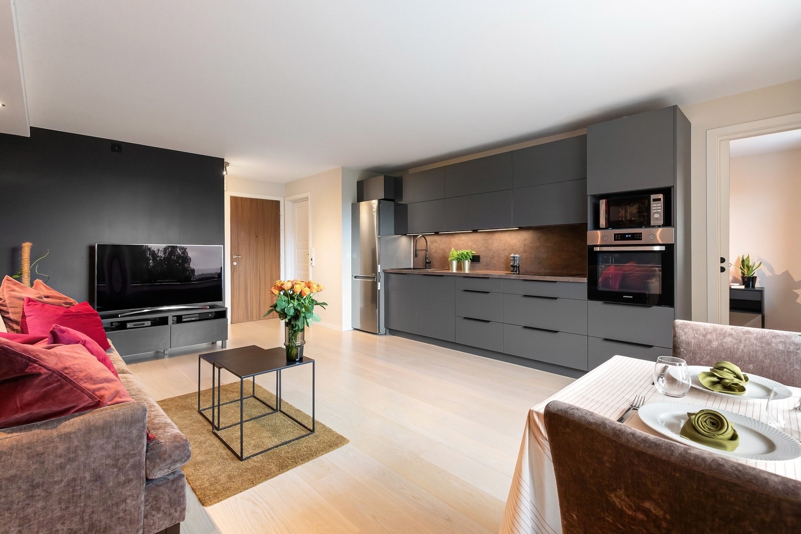 Rommet har plass for sofa, TV-seksjon og spisebord Galleribilde