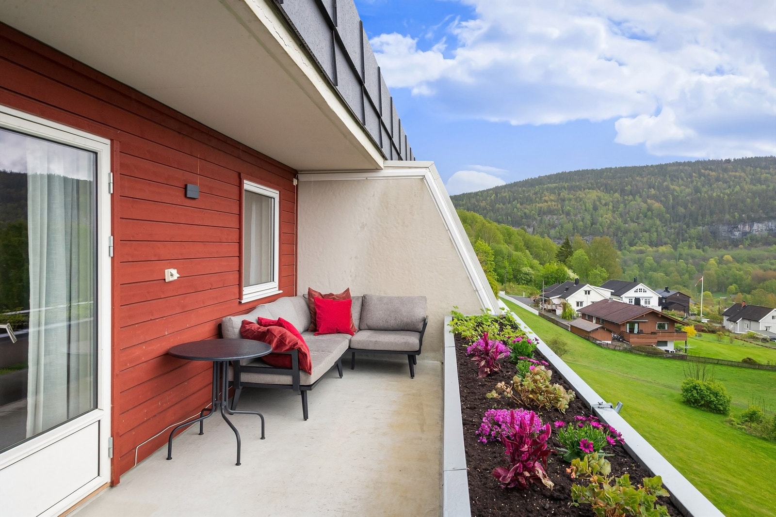 Fra stuen/kjøkkenet er det utgang til en herlig terrasse på hele 13 kvm Galleribilde